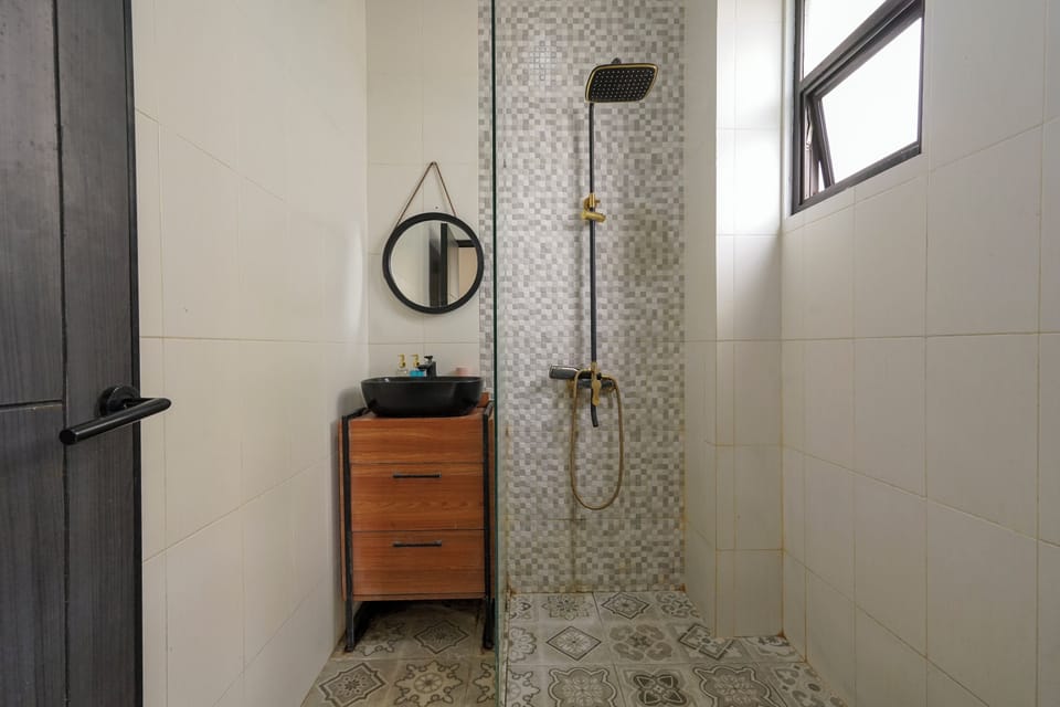 Deluxe Twin Room, Balcony | Bathroom | Shower, free toiletries, towels, soap