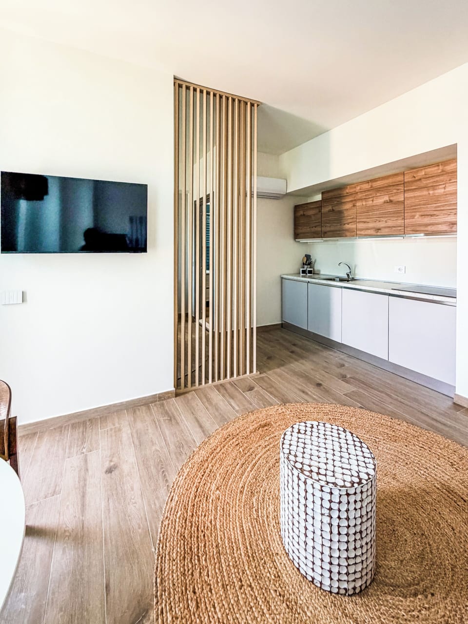 Studio, Balcony | Living area