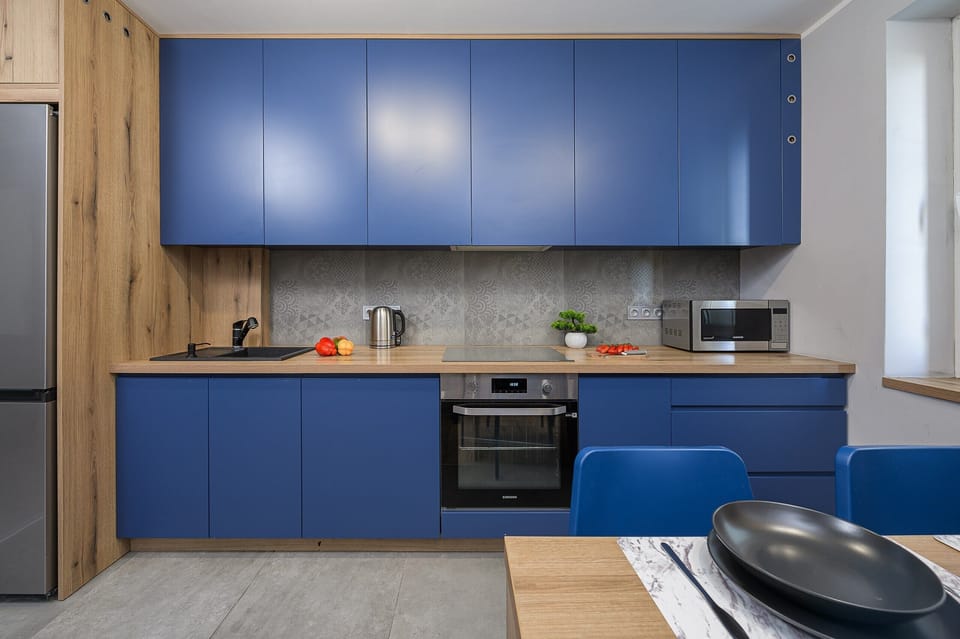Classic Apartment, 3 Bedrooms, City View | Private kitchen | Electric kettle, highchair, griddle, eco-friendly cleaning products