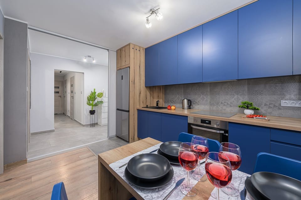 Classic Apartment, 3 Bedrooms, City View | Private kitchen | Electric kettle, highchair, griddle, eco-friendly cleaning products