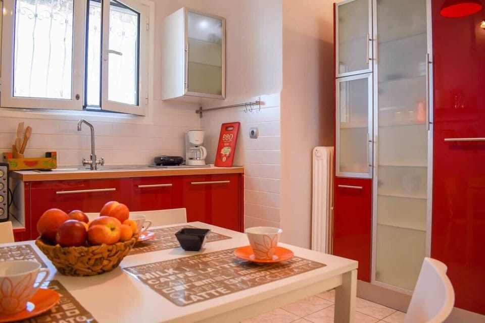 Bright kitchen space – Stylish with a pop of red

