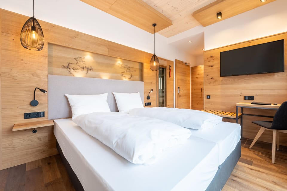 Classic Double Room | In-room safe, desk, free WiFi, bed sheets