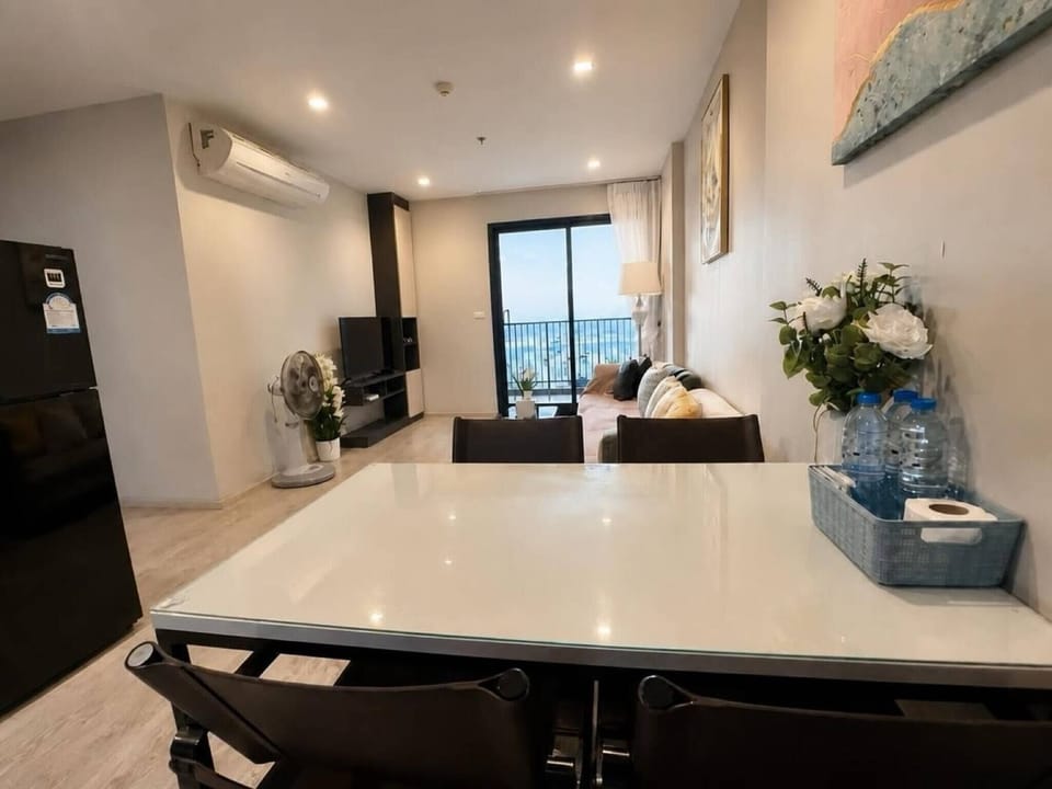 Apartment, 2 Bedrooms, Accessible, Smoking | Dining room