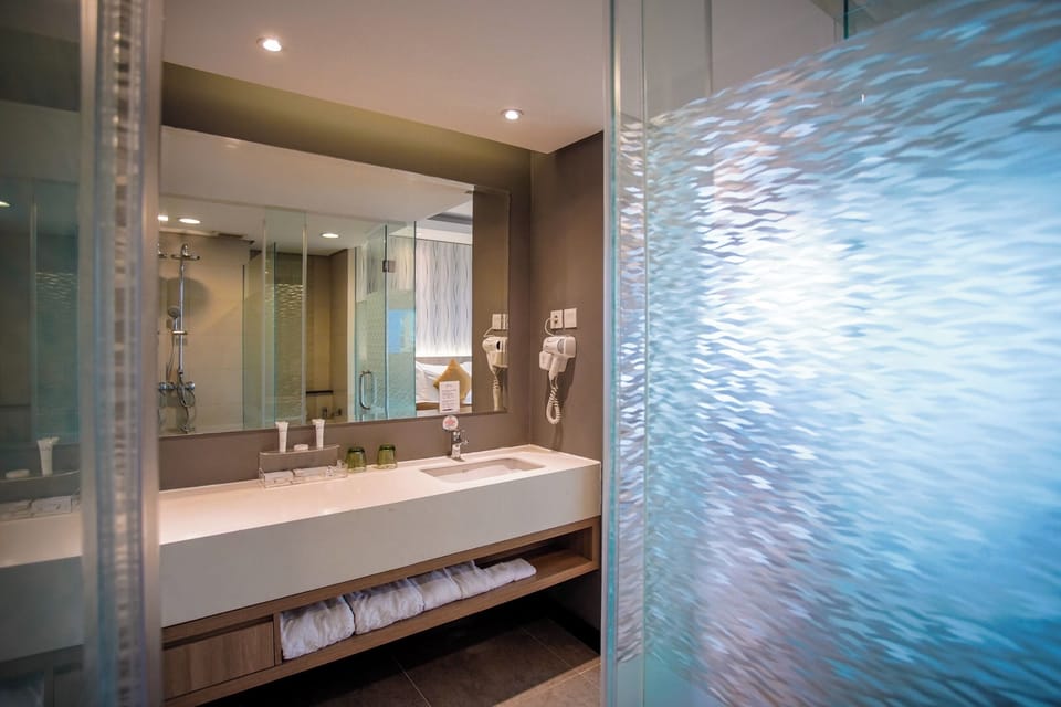 Junior Suite | Bathroom | Shower, free toiletries, towels