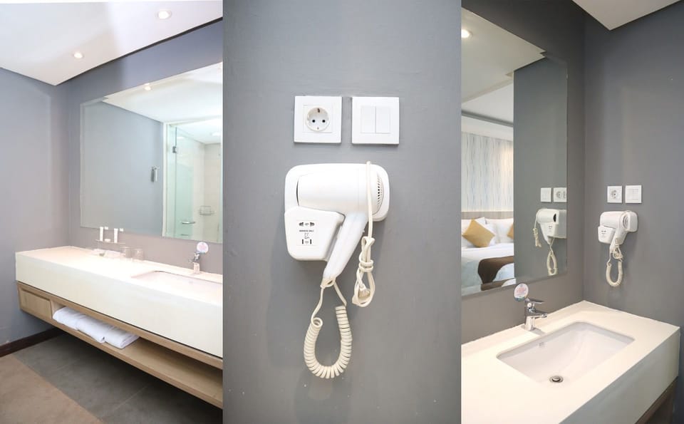Junior Suite | Bathroom | Shower, free toiletries, towels