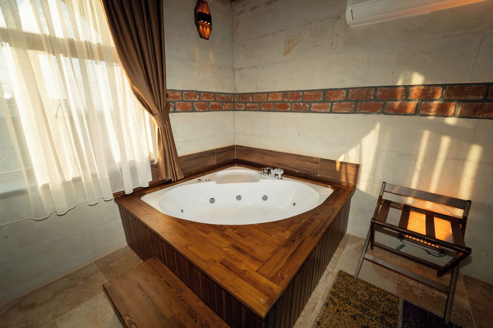 Royal Suite | Bathroom | Free toiletries, hair dryer, towels, soap