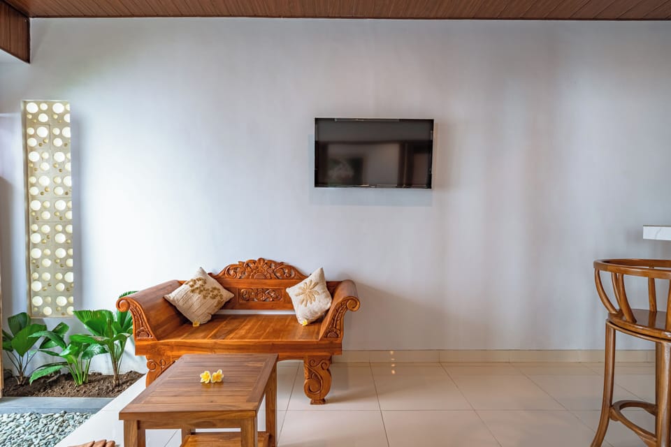 Junior Room | Living area | 32-inch TV with digital channels