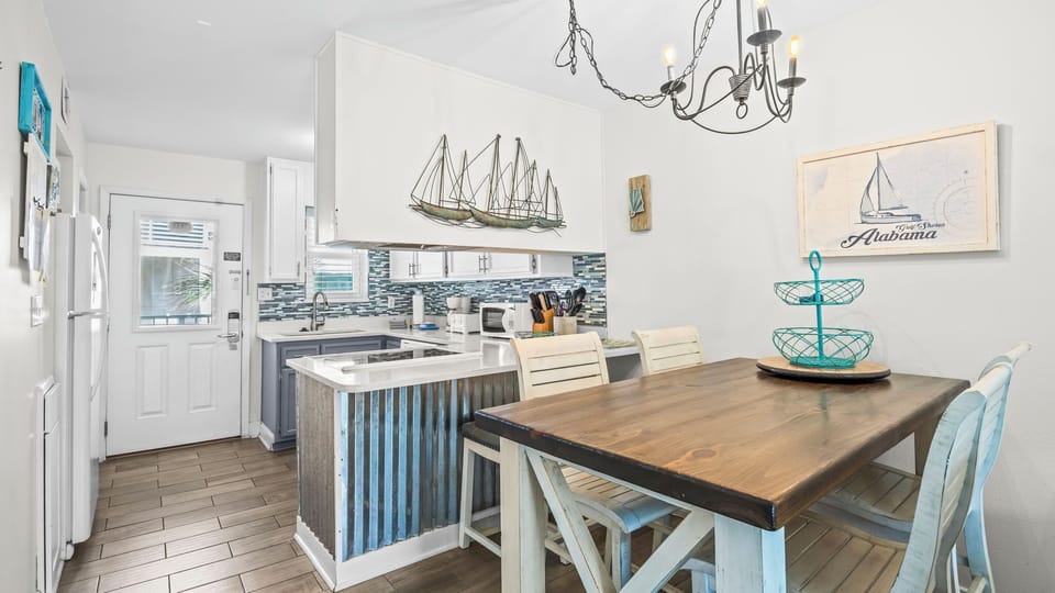 Harbor House B19 - Dining and Kitchen area