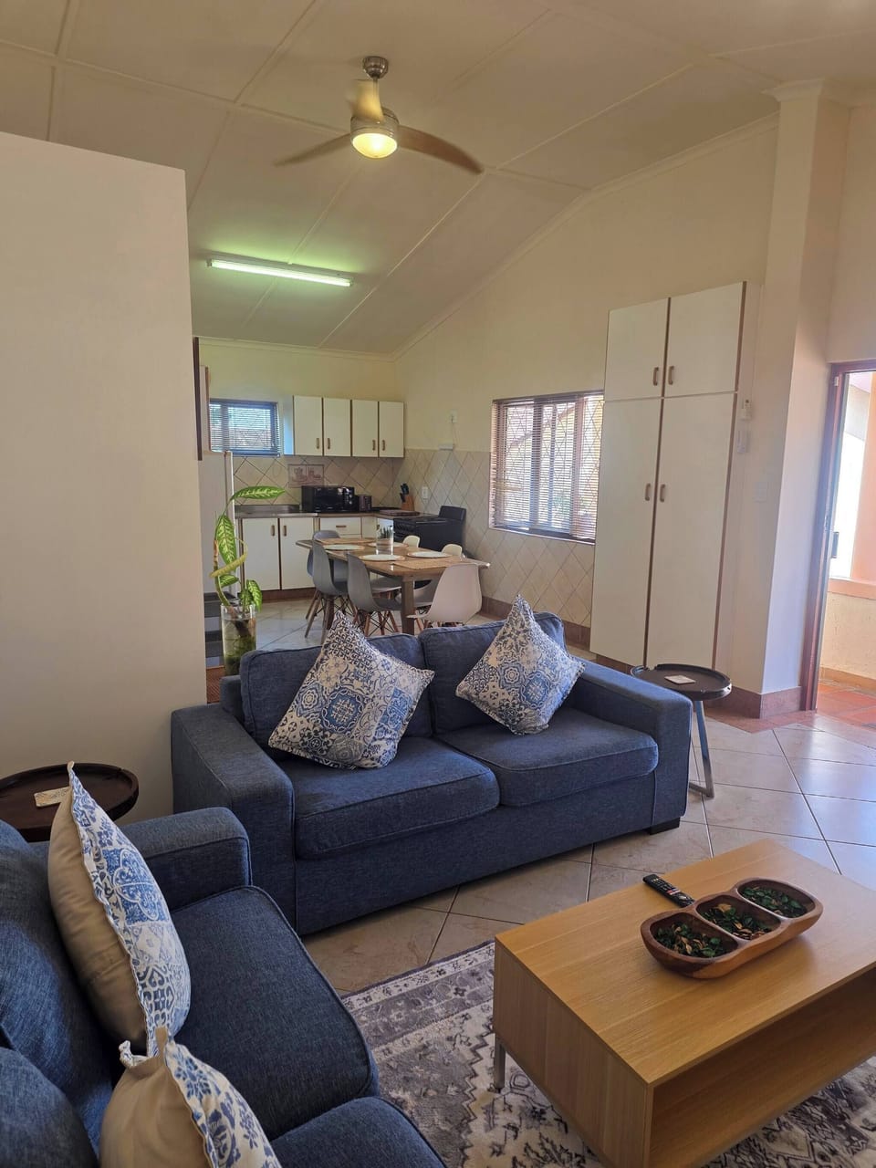 House, 2 Bedrooms, Balcony, Garden View | Living room | Books