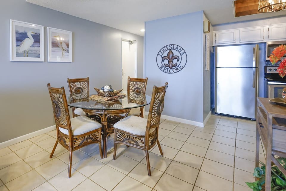 Condo, 2 Bedrooms | Dining