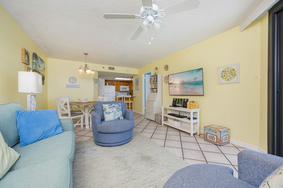 Condo, 2 Bedrooms | Living area