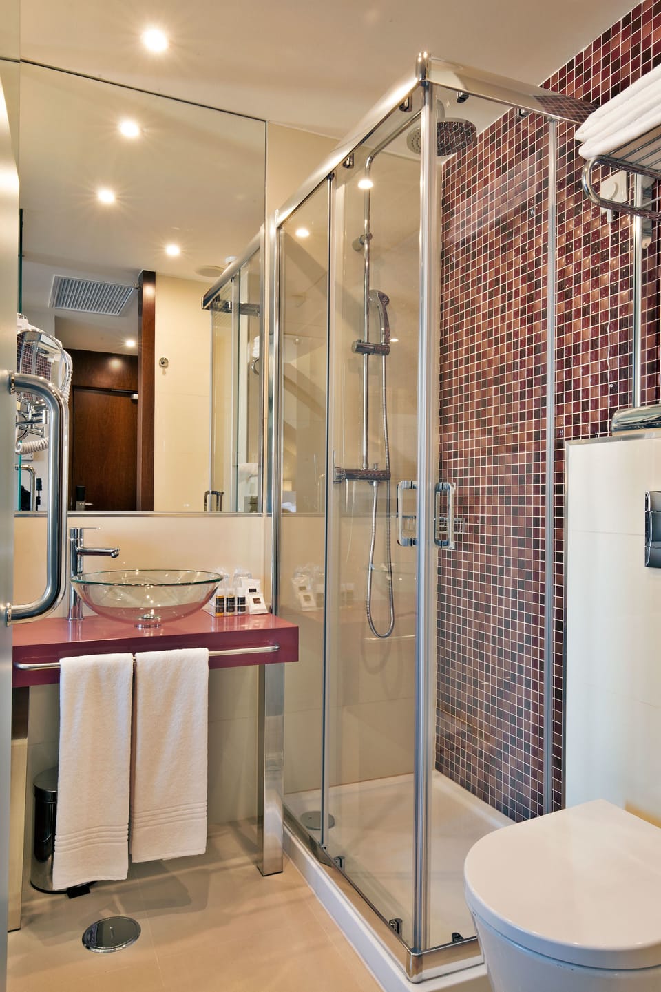 Superior Single Room | Bathroom | Shower, free toiletries, hair dryer, slippers