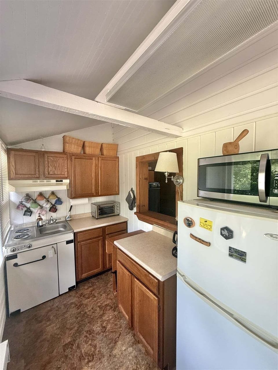 Cabin, 2 Bedrooms | Private kitchen | Coffee/tea maker, oven, toaster