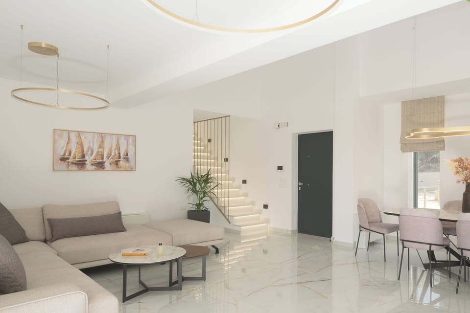 Natural light and clean design create an easy island atmosphere.