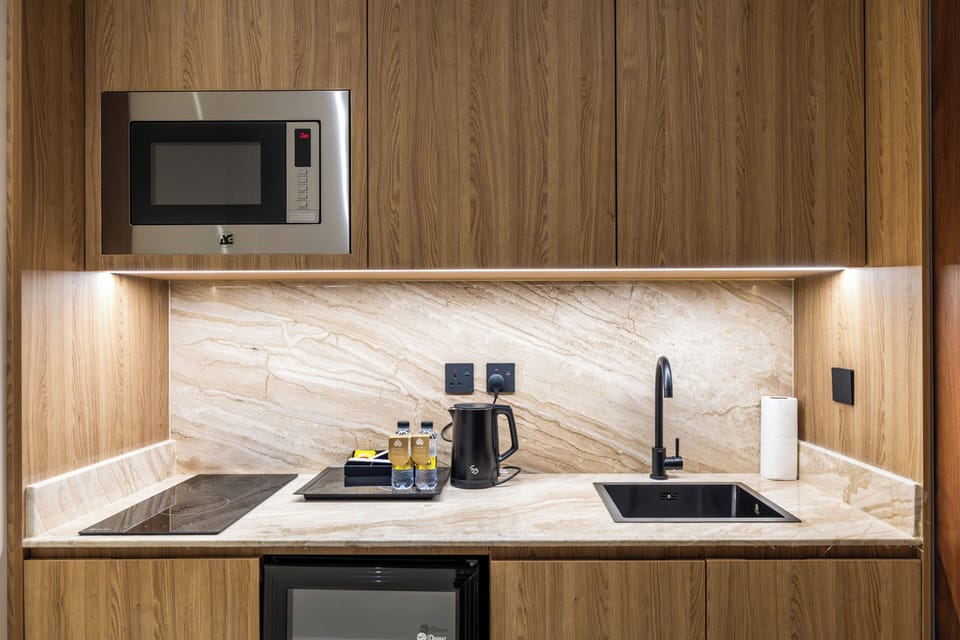 Standard Studio Suite | Private kitchen | Fridge, oven