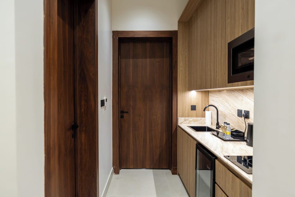 Standard Studio Suite | Private kitchen | Fridge, oven