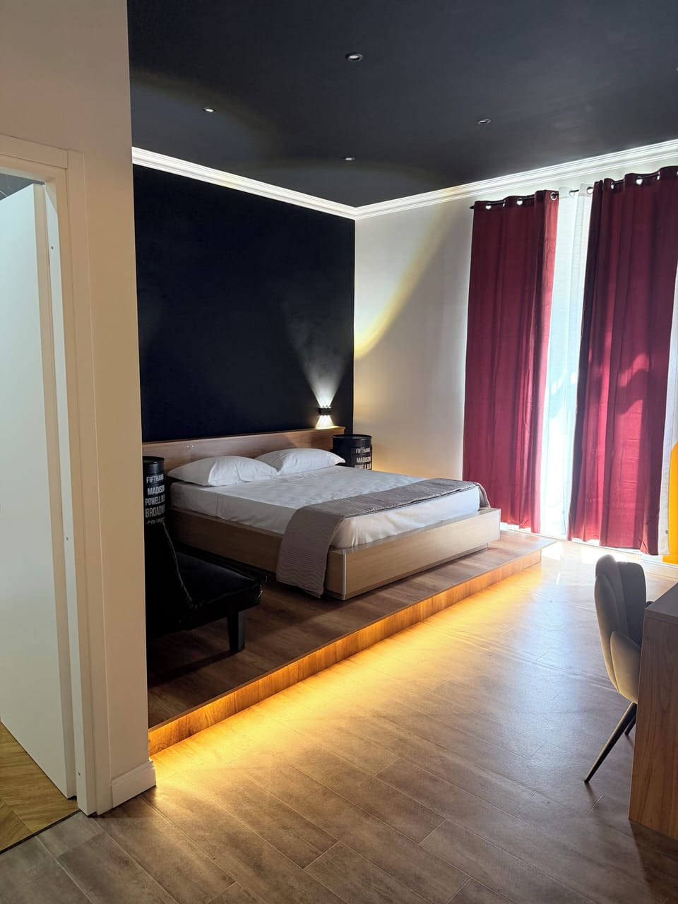 Deluxe Townhome | Desk, WiFi (free)
