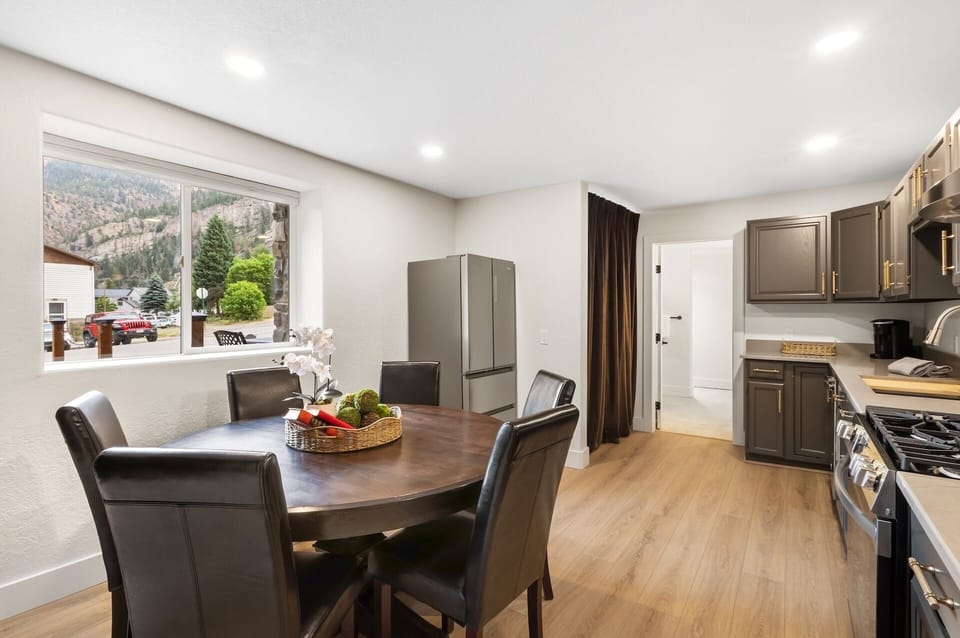 Fully equipped kitchen and a dining table that seats 6.