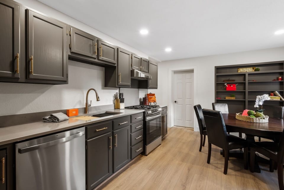 Fully equipped kitchen and a dining table that seats 6.
