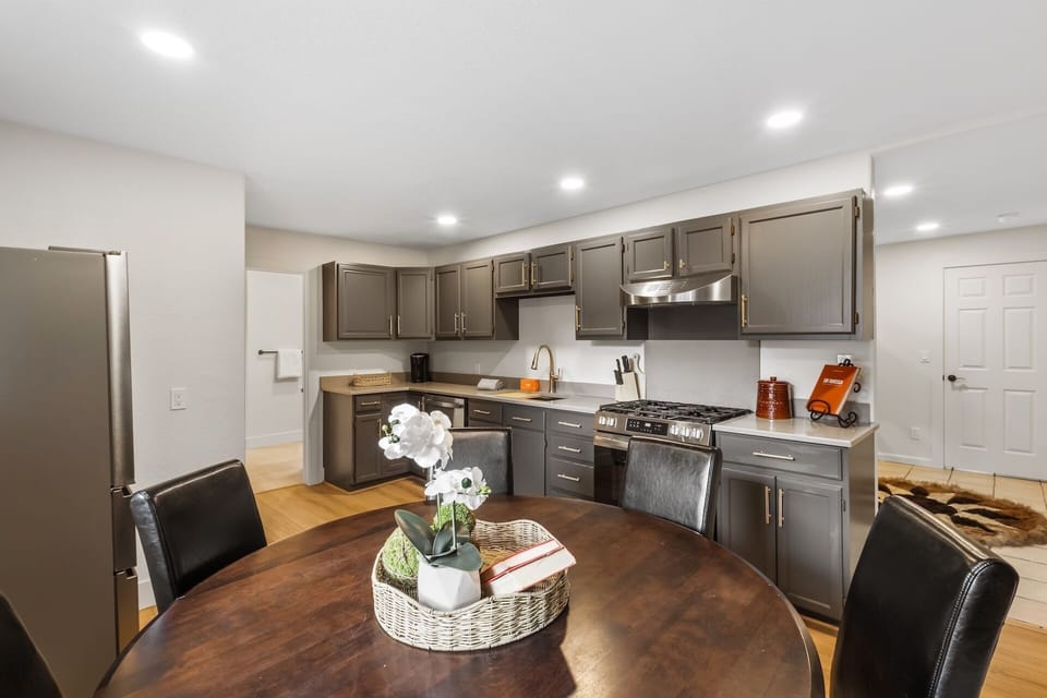 Fully equipped kitchen and a dining table that seats 6.