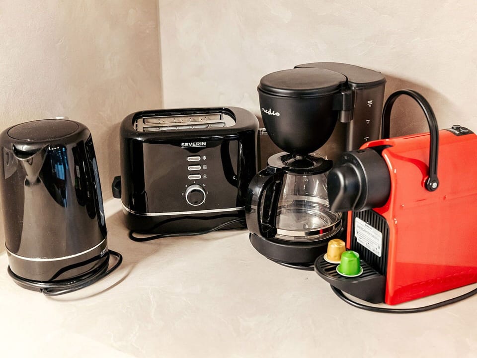 Kitchen Appliance, Small Appliance, Electronic Device, Home Appliance, Coffeemaker, Machine, Drip Coffee Maker, Serveware