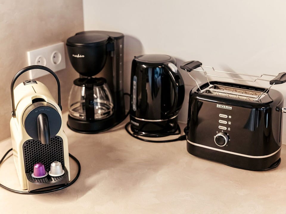 Kitchen Appliance, Small Appliance, Electronic Device, Home Appliance, Coffeemaker, Serveware, Machine, Cup