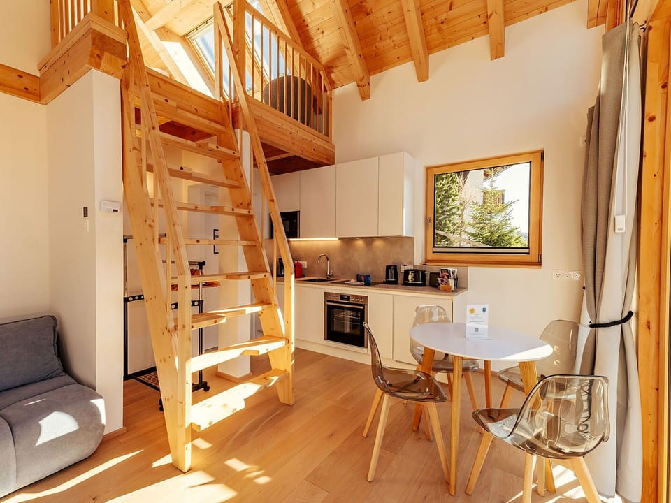 Wood, Furniture, Wood Stain, Hardwood, Log Cabin, Wood Flooring, Varnish, Lumber, Plank, Plywood