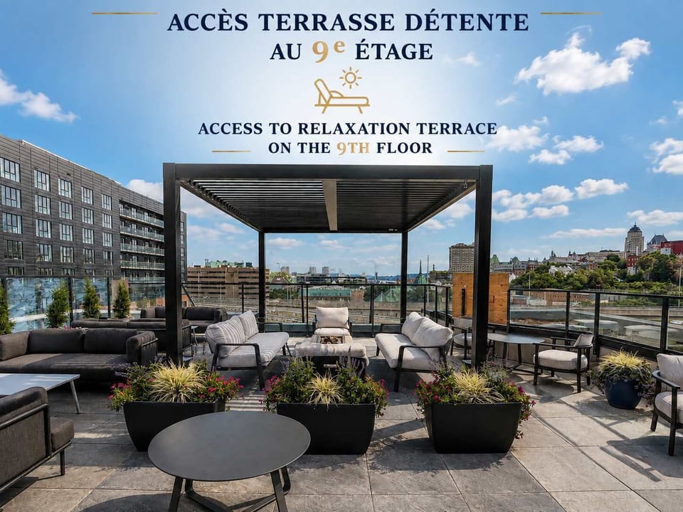Prenez de la hauteur et accordez-vous une pause sur la terrasse détente du 9ᵉ étage. Un espace aménagé idéal pour profiter du soleil, admirer la ville et savourer pleinement votre séjour.