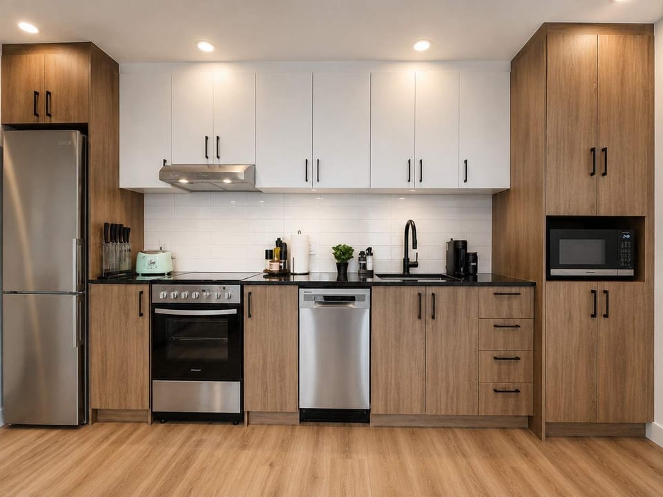 Tout est prévu pour cuisiner comme à la maison : cuisine moderne entièrement équipée, nombreux rangements et électroménagers complets pour préparer facilement petits-déjeuners, repas et apéros.