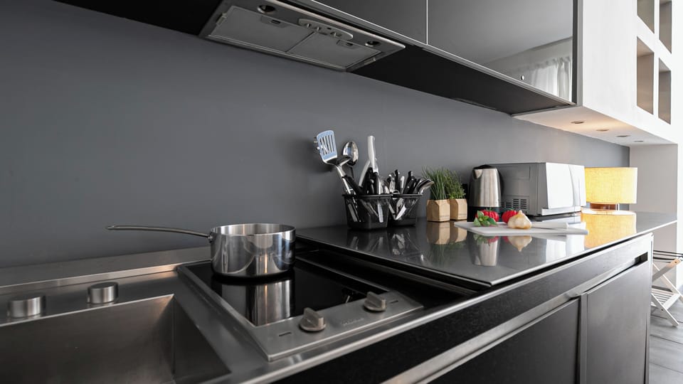 Basic Studio | Private kitchen | Microwave, electric kettle, highchair