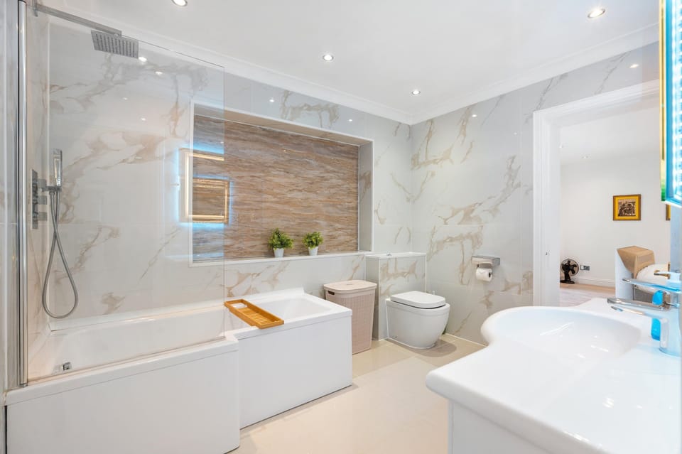 Stylish en-suite featuring quality fittings, fresh towels and a bright, modern finish.