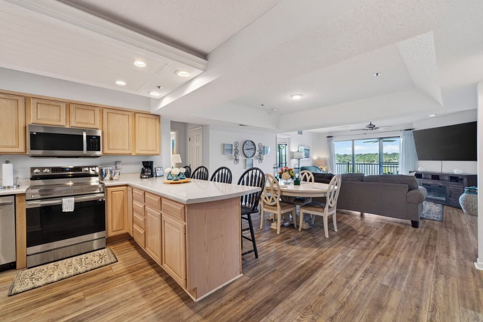 KITCHEN WITH BREAKFAST BAR