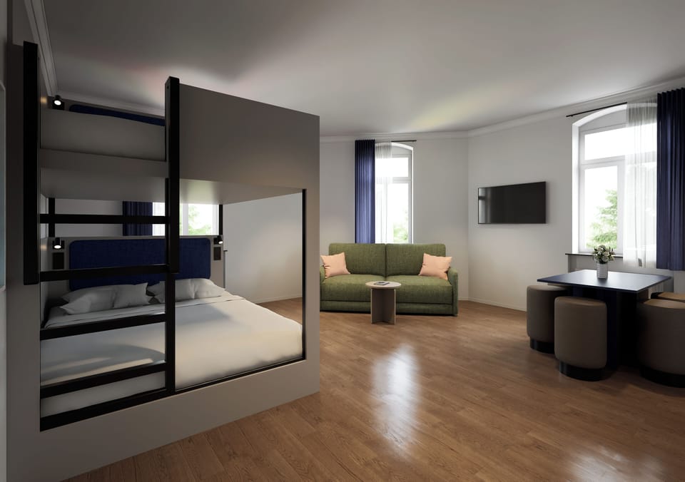 Deluxe Studio | Desk, laptop workspace, WiFi (free)
