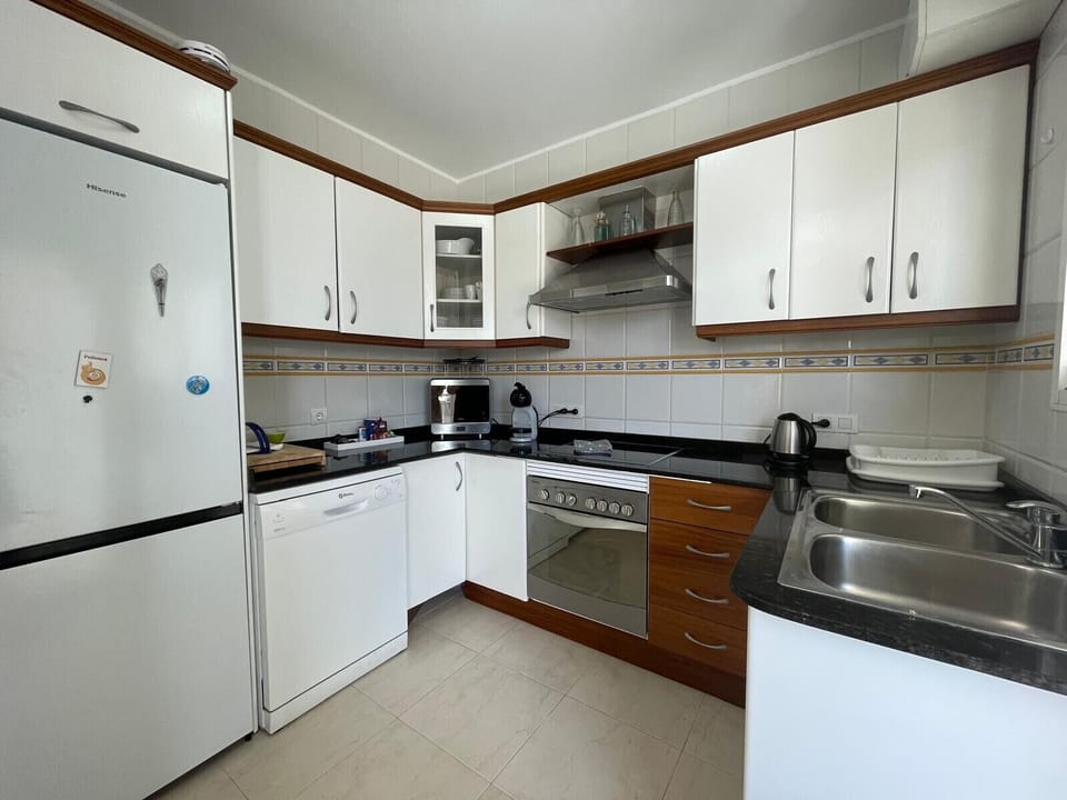 Fully equipped independent kitchen with oven, ceramic hob, dishwasher, fridge and small appliances for a comfortable stay.