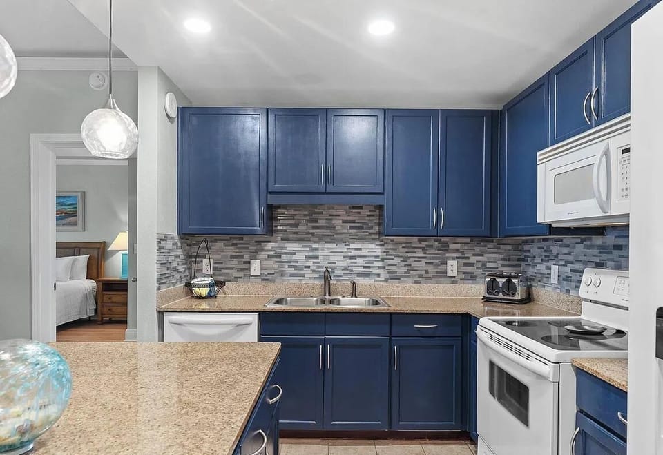 Condo, Multiple Beds (Laketown Wharf 329) | Private kitchen