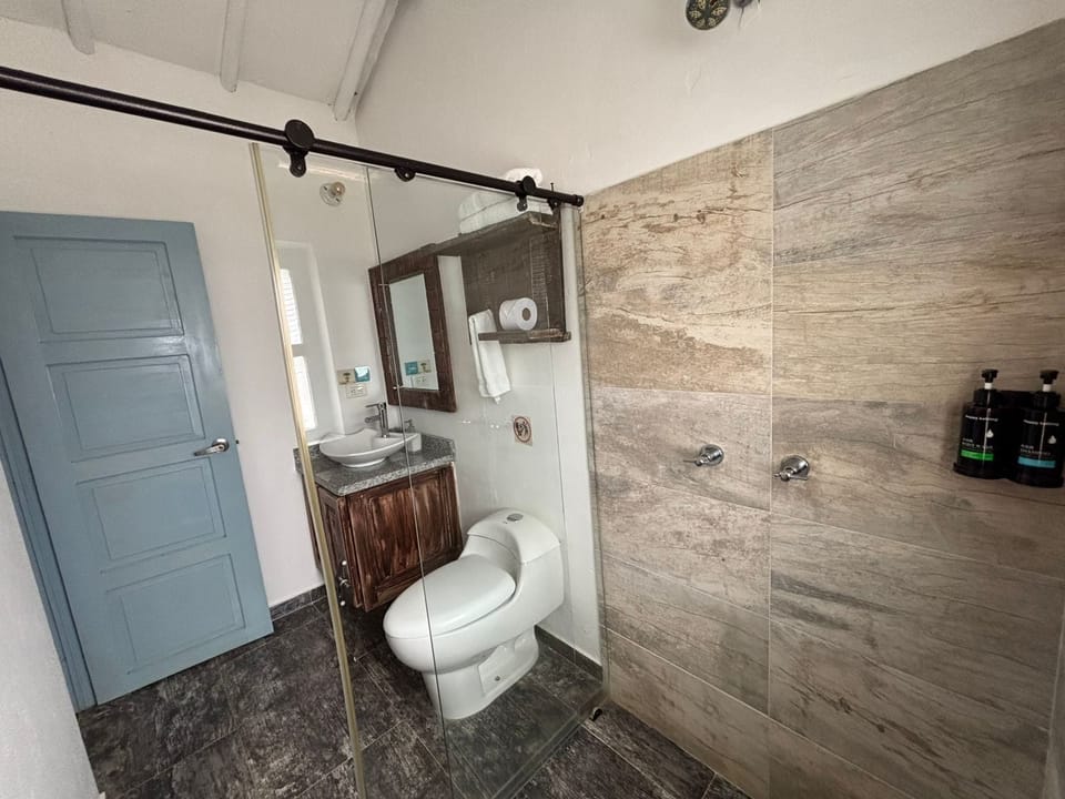 Double Room | Bathroom | Separate tub and shower, free toiletries, hair dryer, towels