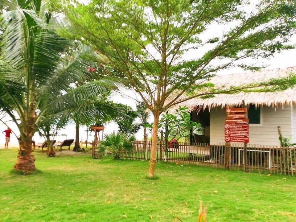 Cottage, Beach View | Property grounds