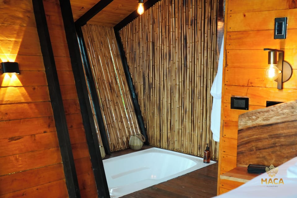 Comfort Cabin, Balcony, Lake View | Bathroom | Free toiletries, towels, soap, shampoo