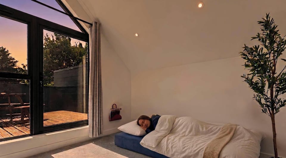 Flexible sleeping arrangement with a sofa bed. 