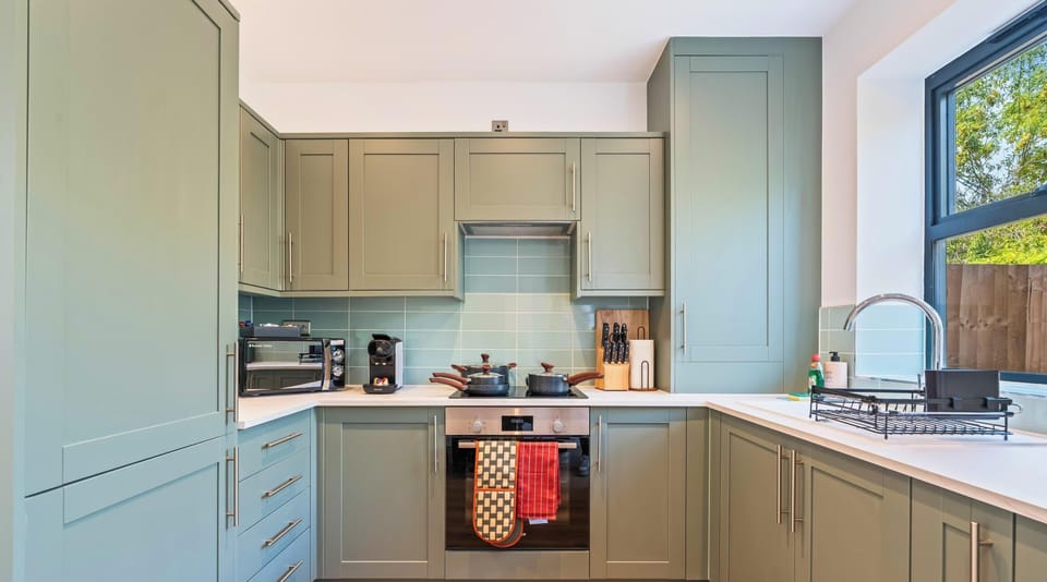 Fully equipped kitchen for everyday cooking