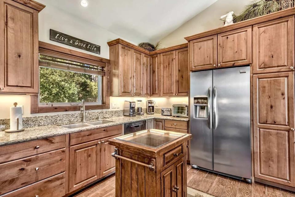 Kitchen: Drip coffee maker, blender, kettle, food processor, toaster, tableware