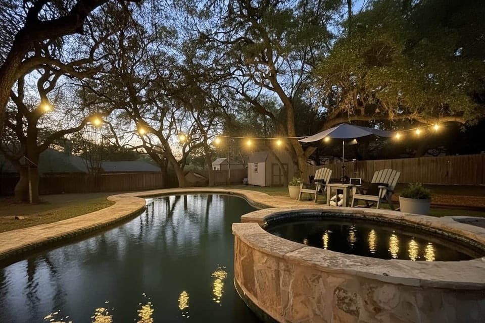 PRIVATE POOL & SPA 

Beautifully lit at night for a relaxing evening atmosphere
