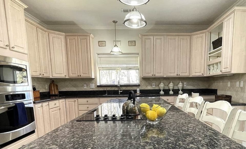 KITCHEN AND DINING 

• Instant Pot & Crock Pot
• Mixer
• Toaster & microwave
• Dishwasher
