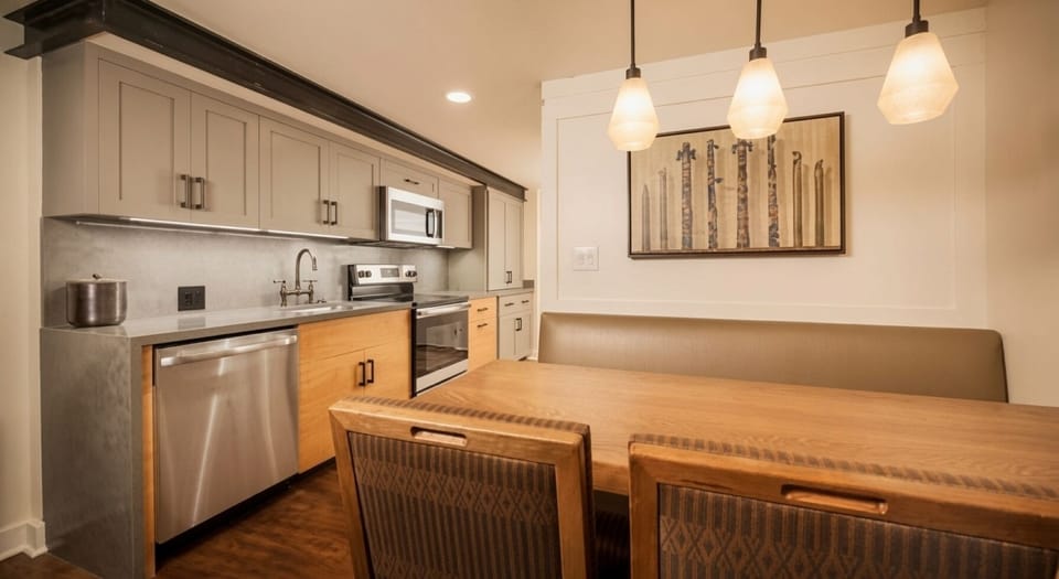 Full Kitchen • Dining Area