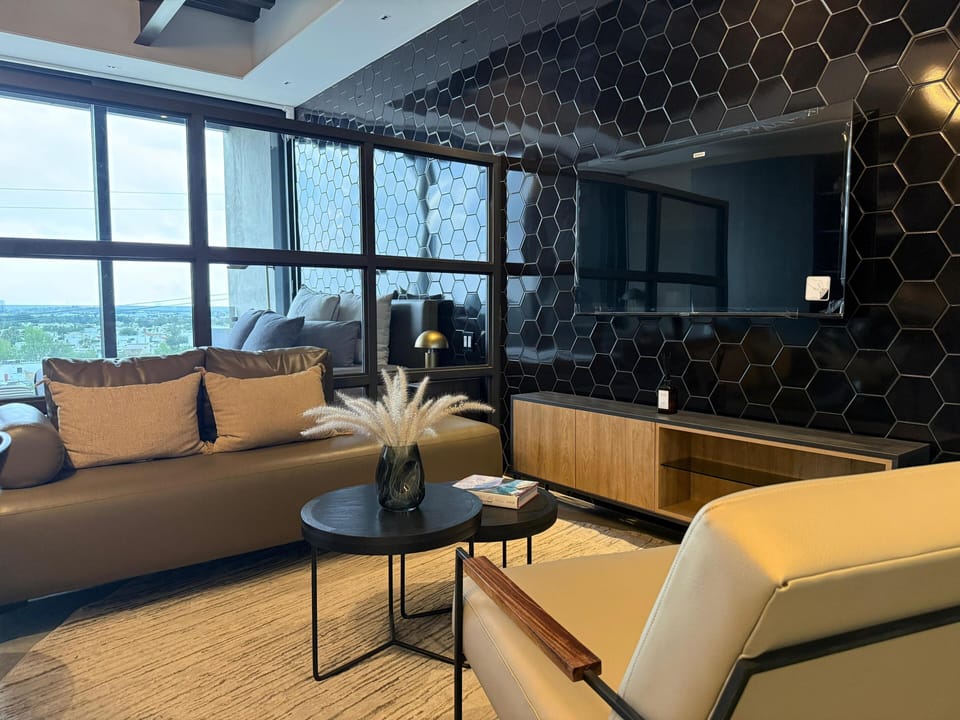 Deluxe Apartment, City View | Living area