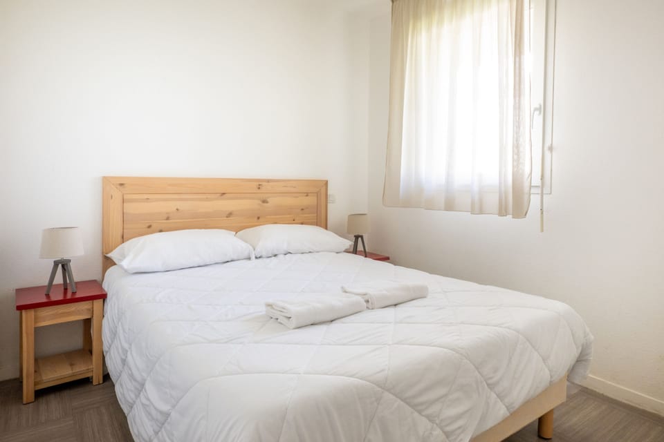 After a day along the coastal trails, come back to unwind in a quiet, light-filled bedroom.