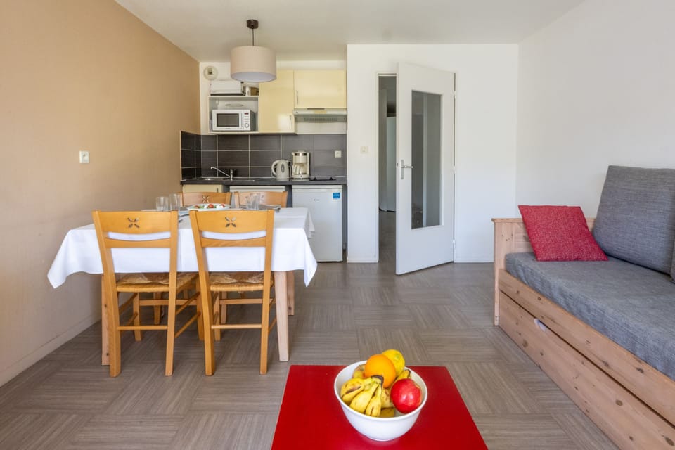 Bring back fresh produce from the market 10 minutes away and lay it out on the dining table.