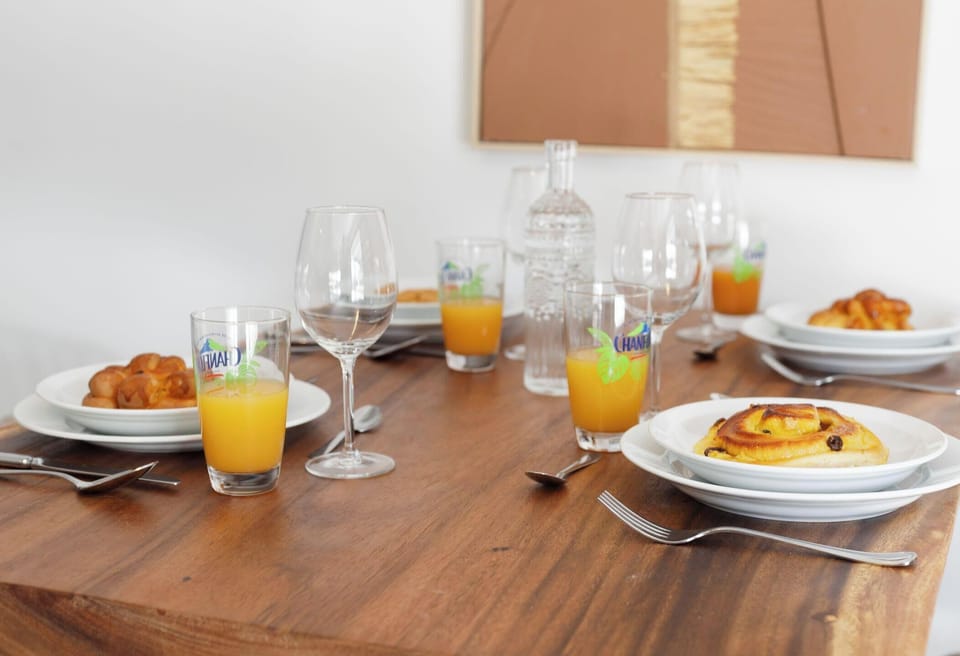 Table à manger en bois tropical dressé 