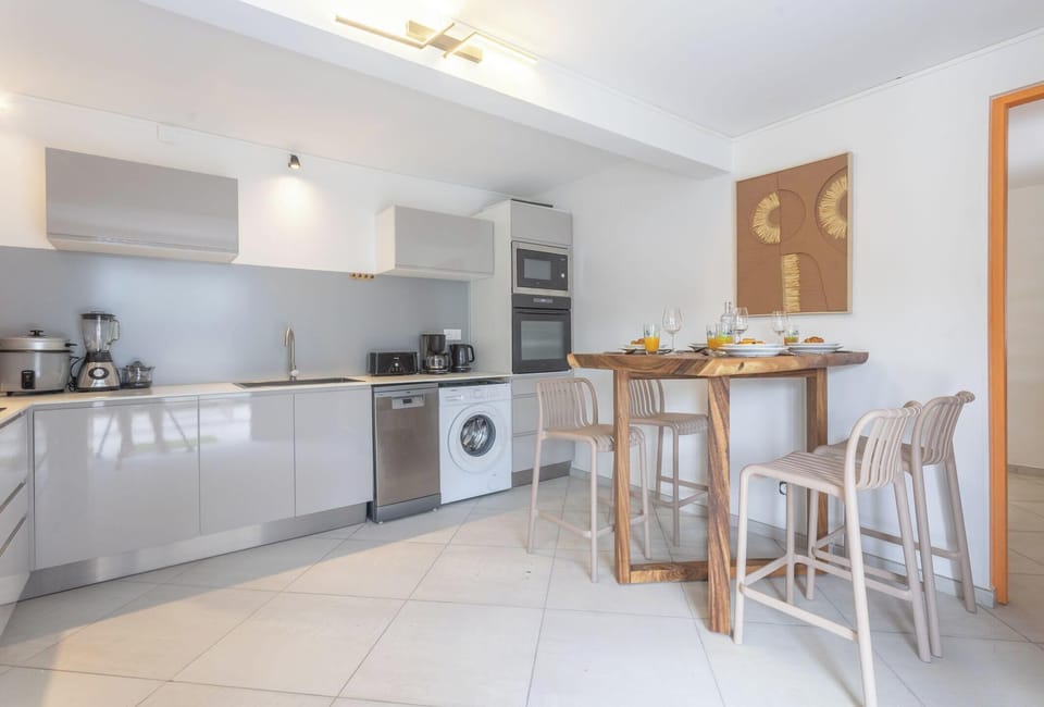 Cuisine totalement équipée et son espace repas table et chaises