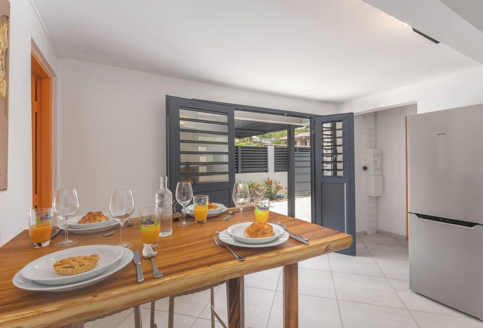 Espace de repas dans la cuisine/salle à manger, table en bois tropical et chaise haute confortable